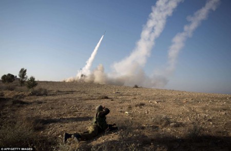 La milice d'Israël lance un missile pour intercepter des roquettes à courte portée