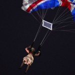 Le saut en parachute de "la reine d'Angleterre" (un acteur) à l'ouverture des JO de Londres
