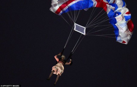 Le saut en parachute de "la reine d'Angleterre" (un acteur) à l'ouverture des JO de Londres