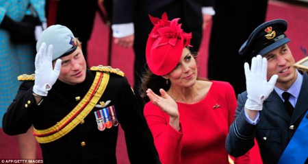 Les princes William et Harry accompagnés de la duchesse de Cambridge