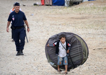 Un enfant Rome expulsé par la police française