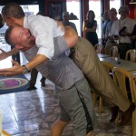 En floride, dans le mois de septembre, le président Obama enlacé fortement par un partisan