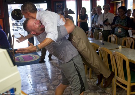 En floride, dans le mois de septembre, le président Obama enlacé fortement par un partisan