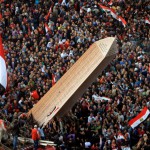 Un obélisque affichant les noms des morts pour le peuple égyptien en janvier