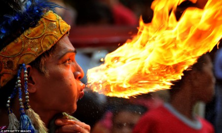 Un cracheur de feu aux Philippines à la veille du nouvel an Chinois en janvier dernier