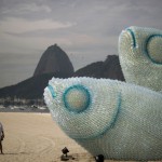 Une sculture de bouteilles en plastique à Rio de Janeiro en janvier