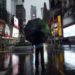 Un touriste, seul au milieu de Times Square, quelques heures avant la tempête