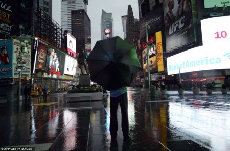 Un touriste, seul au milieu de Times Square, quelques heures avant la tempête