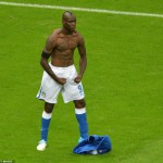 Mario Balotelli fière de son but pendant l'Euro 2012 de football