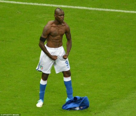 Mario Balotelli fière de son but pendant l'Euro 2012 de football