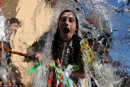 Une jeune slovaque habillée en costume traditionnel pendant un rituel de la jeunesse