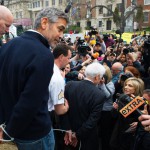 George Clooney et son père arrêtés pour avoir manifester contre le respect des droits de l'homme du gouvernement soudanais