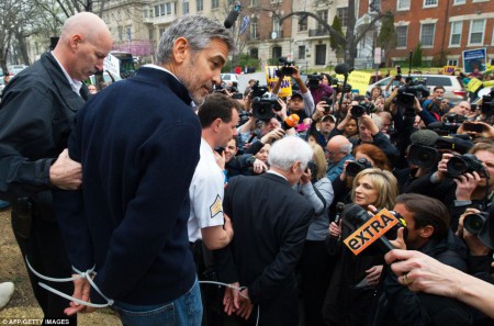 George Clooney et son père arrêtés pour avoir manifester contre le respect des droits de l'homme du gouvernement soudanais