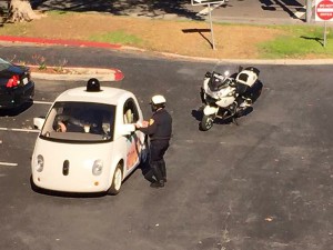 Google Car arrêtée par un policier