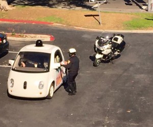 Google Car arrêtée par un policier